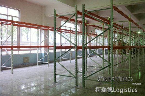 靠墻位置放單排，不靠墻位置背靠背存放